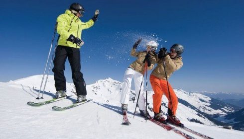 3 solo skiers taking photos on solo ski holiday in Austria Schladming