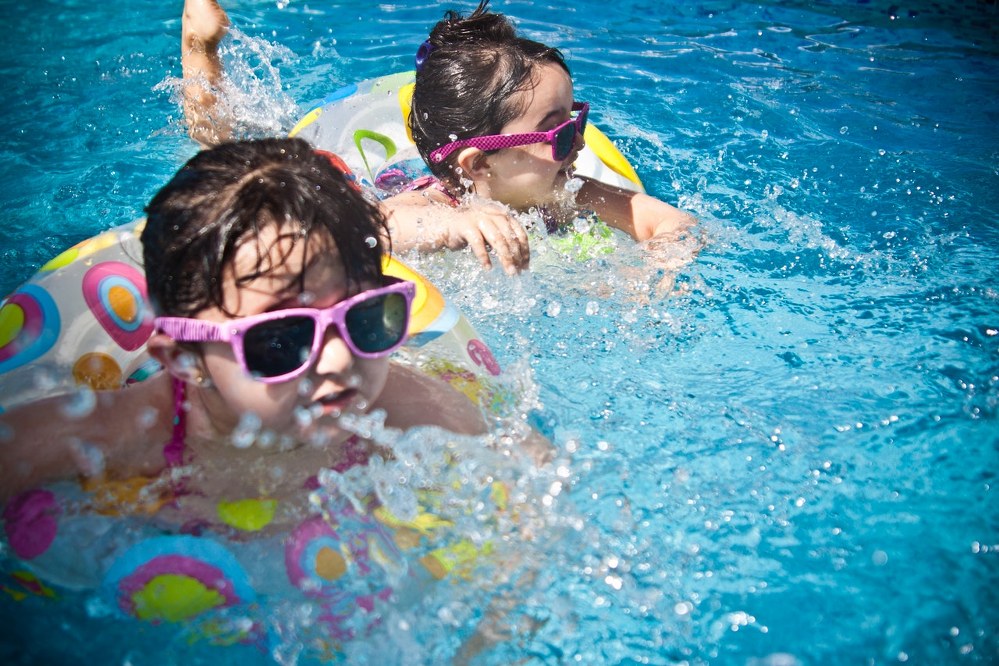 kids playing in pool - single mum holidays