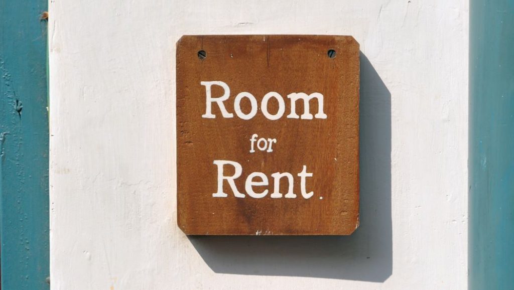 rent a room out sign, a way for single parents to earn and benefit