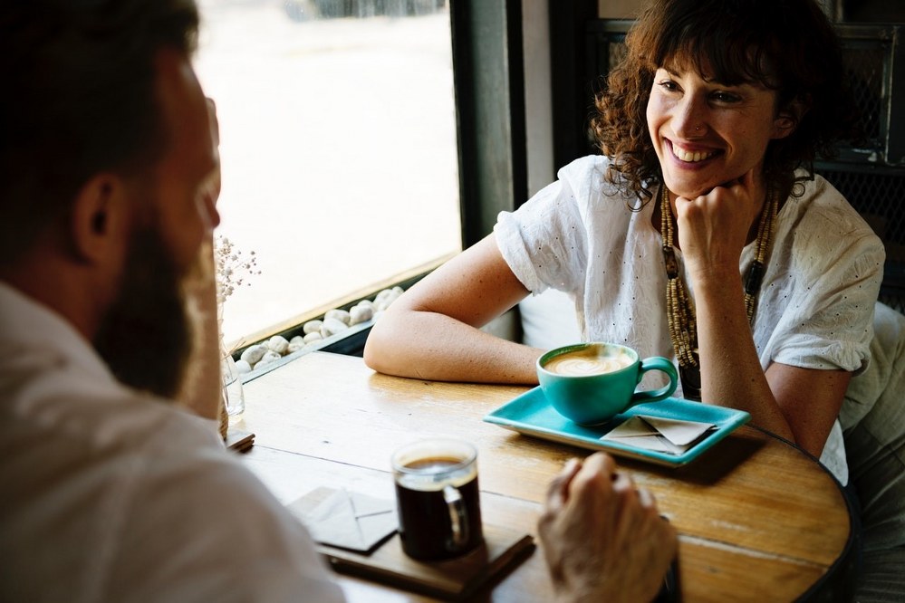 single parent dating - couple having coffee