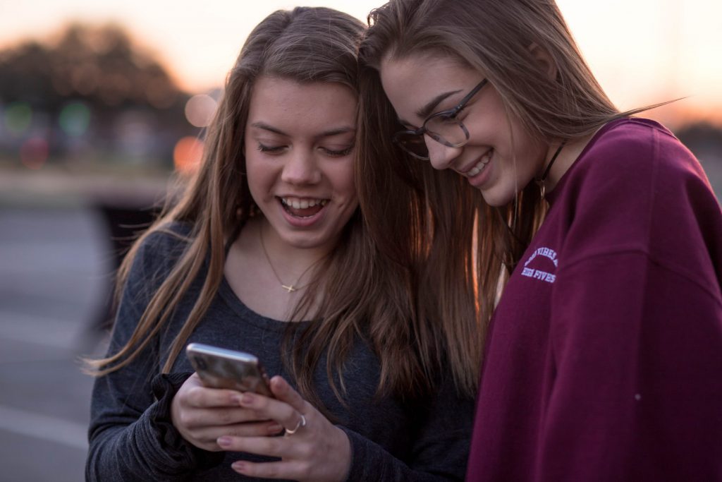 single parent statistics - teenage girls with mobile