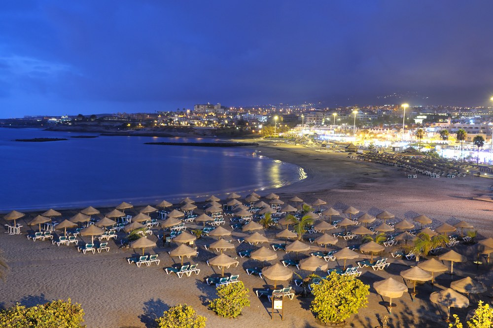 holidays with kids - Playa Torviscas at night