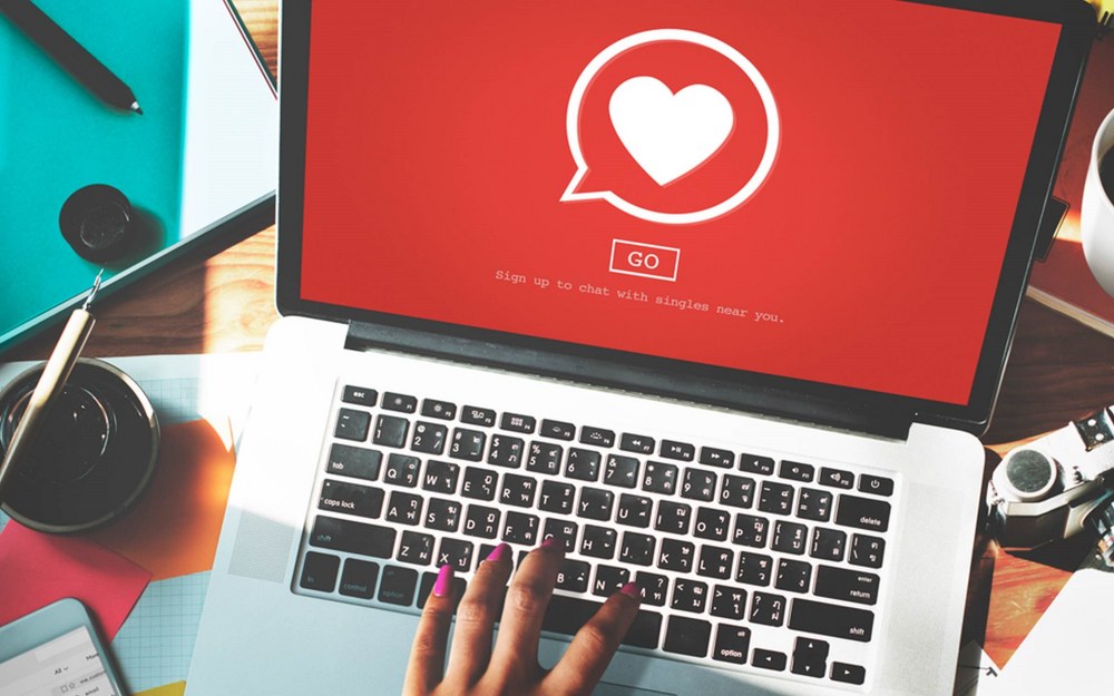 laptop with online dating platform open to meet singles online