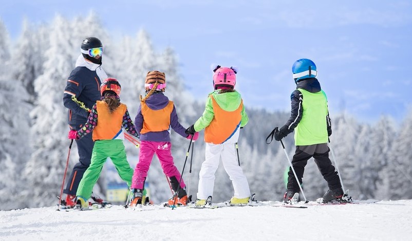 single parent families kids in ski school with instructor