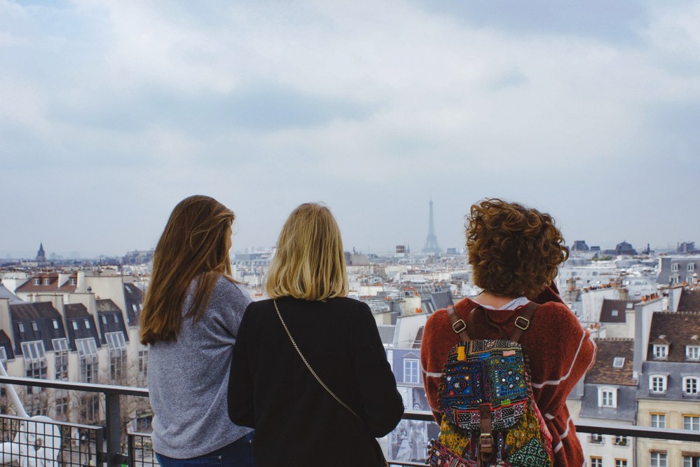 single women making friends on travel