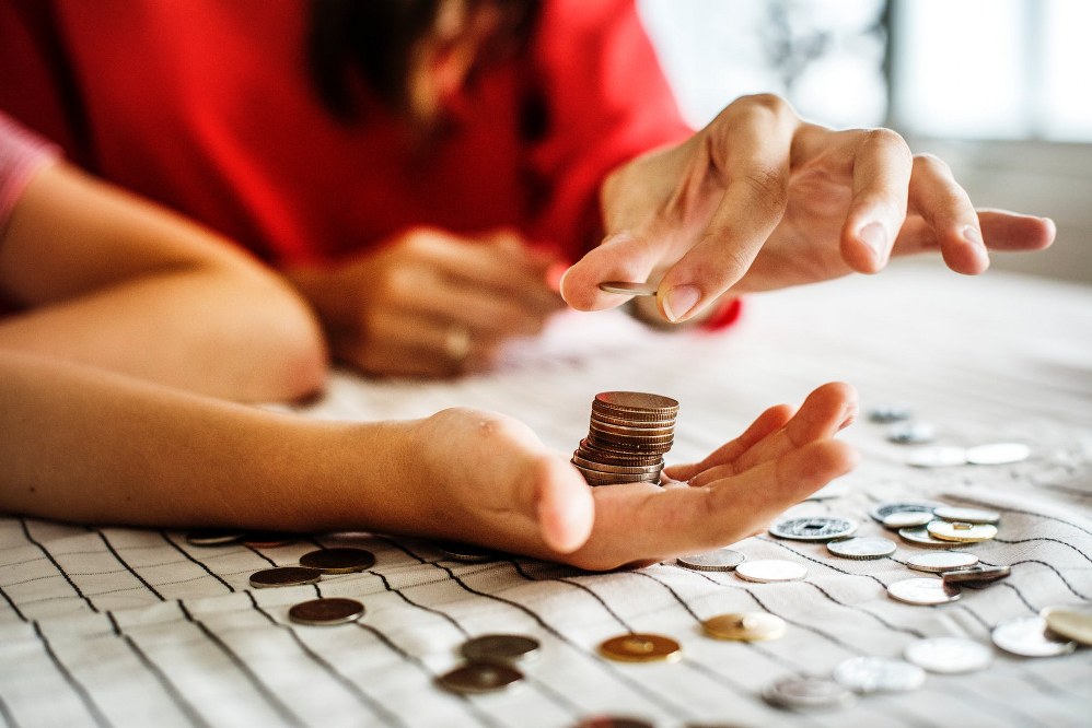 single parent counting money during coronavirus lockdown