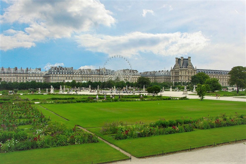 travel solo to the Louvre Gardens in Paris