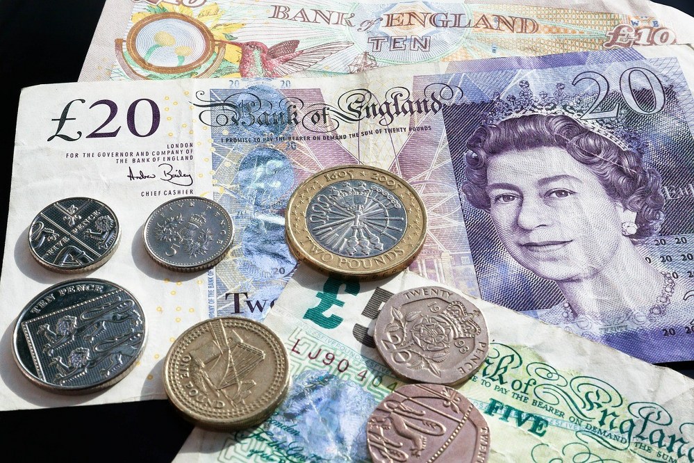 British notes and coins - financial support for single parents