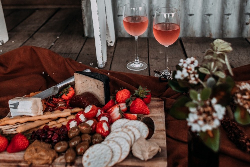 outdoor picnic date with bubbly