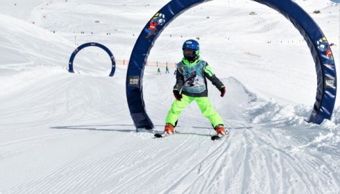 child skiing at Hintertux Glacier_667x500