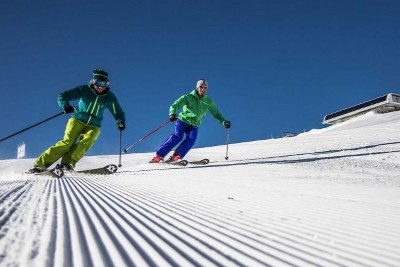 solo ski holiday in Zürs am Arlberg - skiers on freshly groomed piste