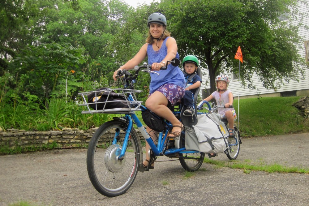 mum using e-bikes with kids 