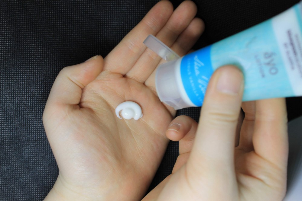 moisturising for kids hands helps cope children with eczema