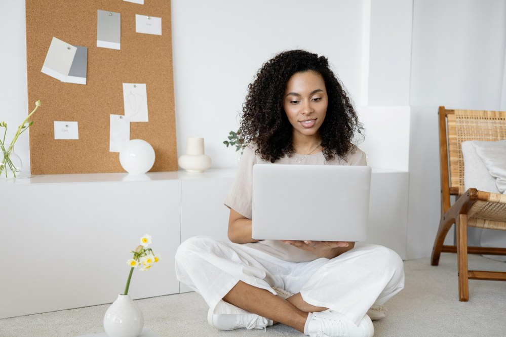 single mum working without office furniture