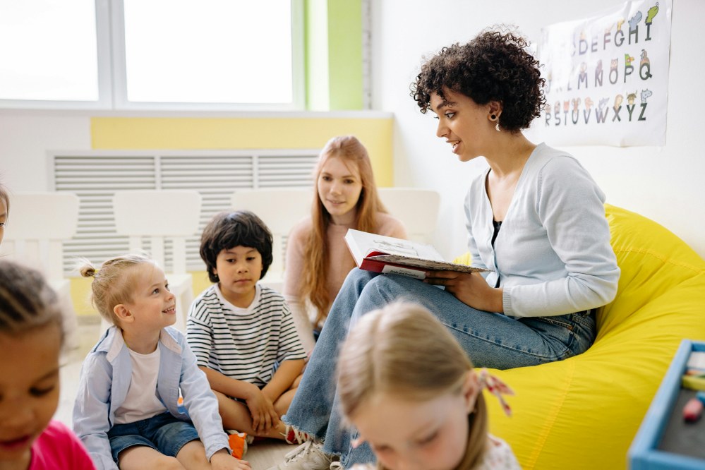 kindergarten teacher reading to class