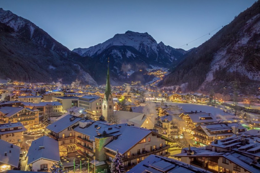 skiing in Mayrhofen, town in winter