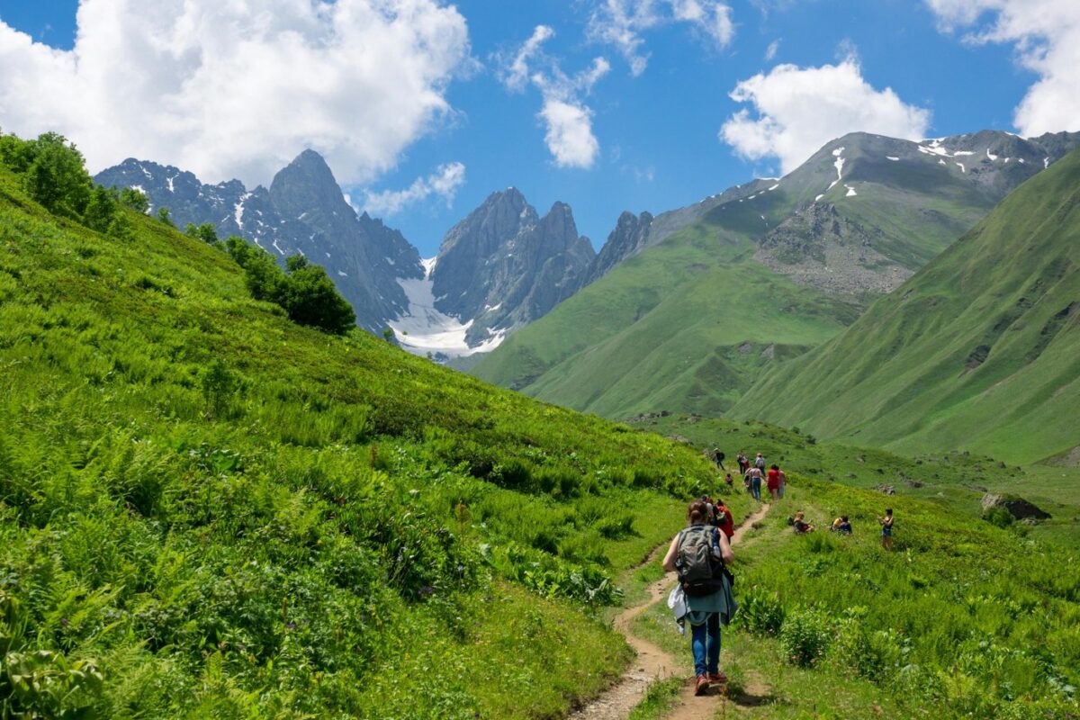 adults hiking: benefits of group travel